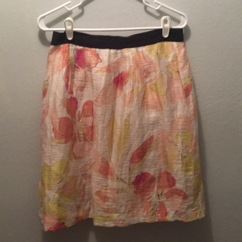Loft pastel lined skirt. Zippered back. 20” long.